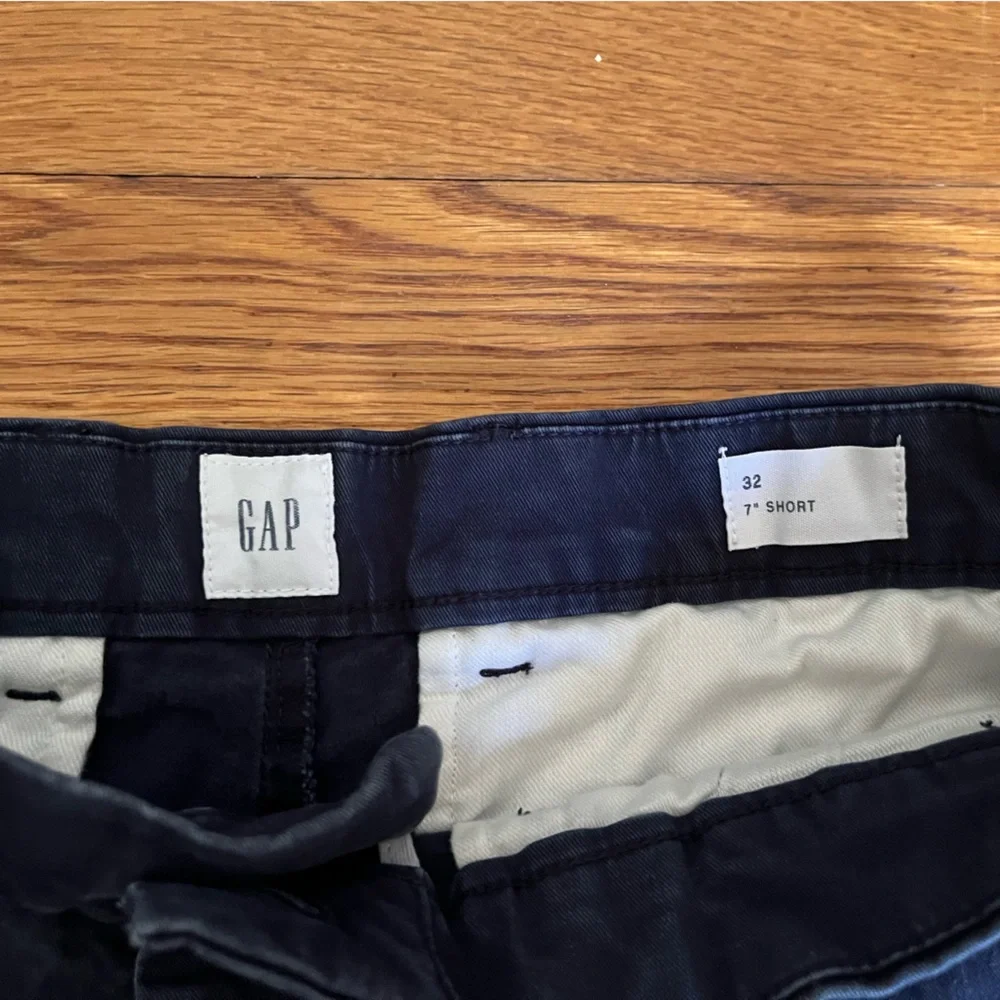 GAP Khaki Shorts - Picture 2 of 2